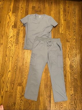 Med Couture Insight Women's Light Gray Scrub Top & Pants Set size Medium
